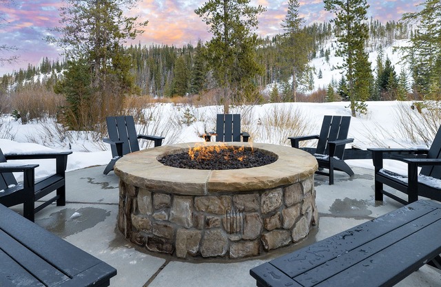 Downtown condo w/hot tub & balcony