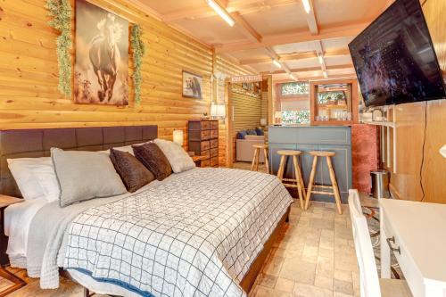 Downtown Crandon Walkable Studio with Patio!