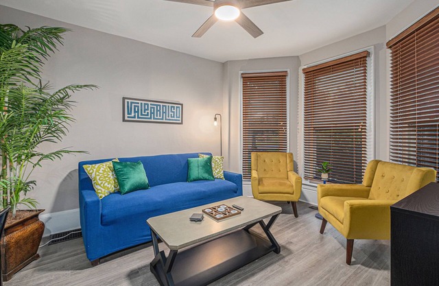 Downtown Dream Apartment 1N. Retro Vibes!