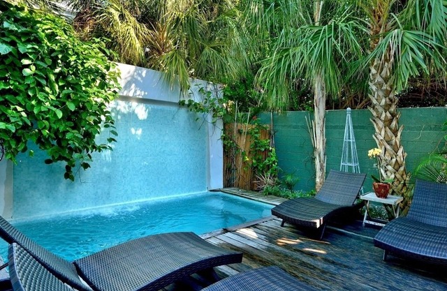 Downtown Duval Street Penthouse- Private Pool-Parking-Roof Deck- Walk Everywhere