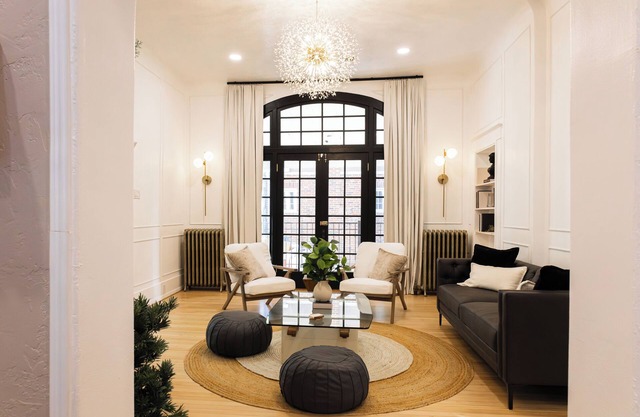 Downtown Elegance +Hot Tub!
