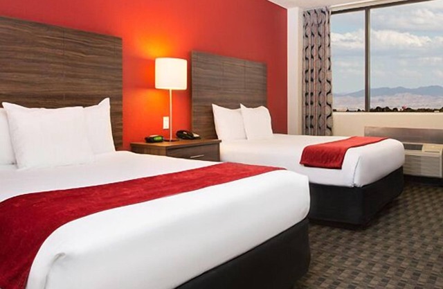 Downtown Escape! 4 Great Units, Casino, FREE Parking, Nightly Entertainment!