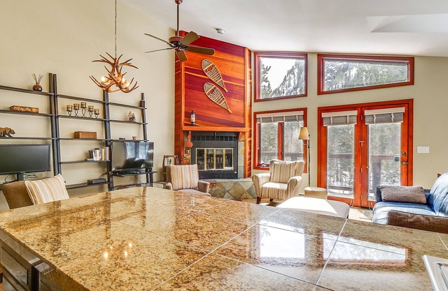 Downtown Frisco Townhome ~ 1 Mi to Lake Dillon!