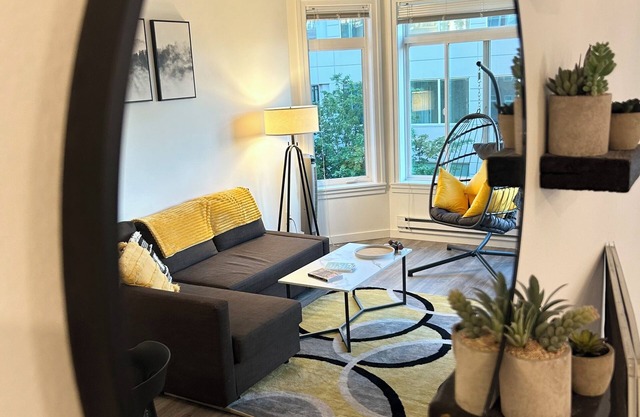 Downtown Golden Gem/Rooftop View/99 Walkscore/Pool/Spa/Pets/Secure Parking!