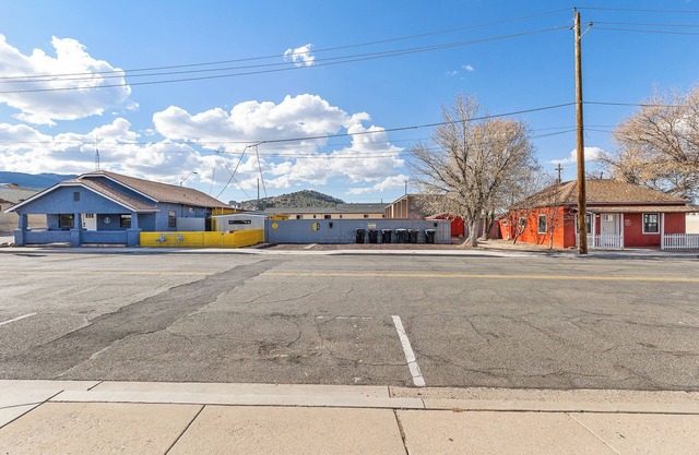 Downtown Historic Hideaway w/3 Adjacent Homes w/Fenced Yards, AC, W/D, Fast WiFi