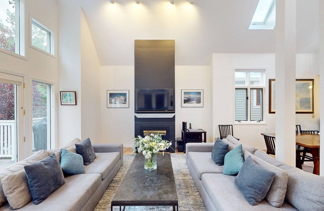 Downtown home with rooftop hot tub & fireplace - walk to gondola