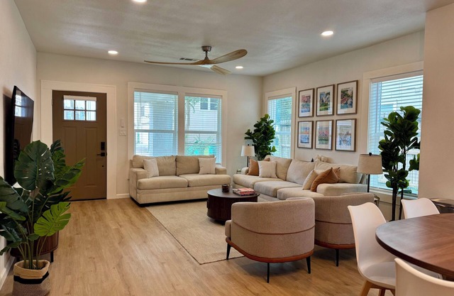 Downtown Houston Gem for Families: Pet-Friendly w/Yard & Space