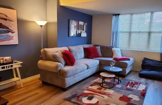 Downtown/King Bed/Pool/Gym/Parking/Long Term Disc