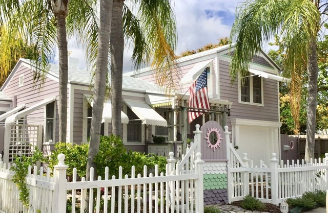 DOWNTOWN LAVENDER HOUSE LUXE STUDIO PARROT COVE WALK TO BEACH BARS DINING MORE