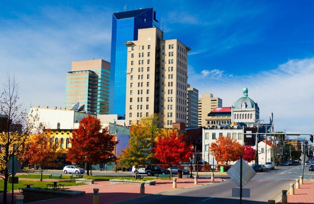 Downtown Lexington Cosmopolitan Condo Gated Secure Parking & Heated Rooftop Pool