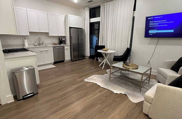 Downtown Loft Walkable Regions Field, Resturaunts