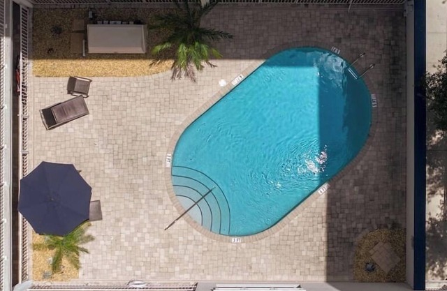 Downtown Luxury 2/2 Condo, Pool!