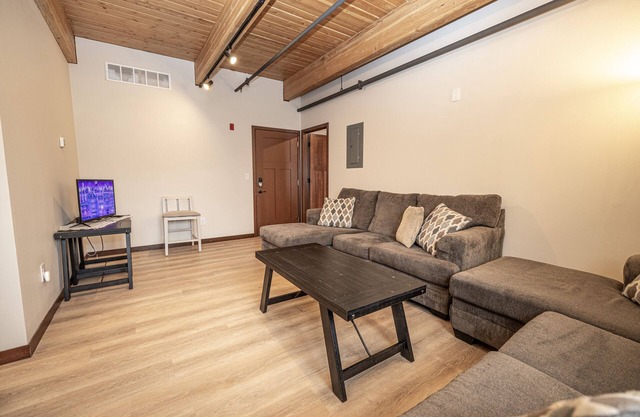 Downtown Minocqua 3-Bedroom Condo! Sleeps up to 9!