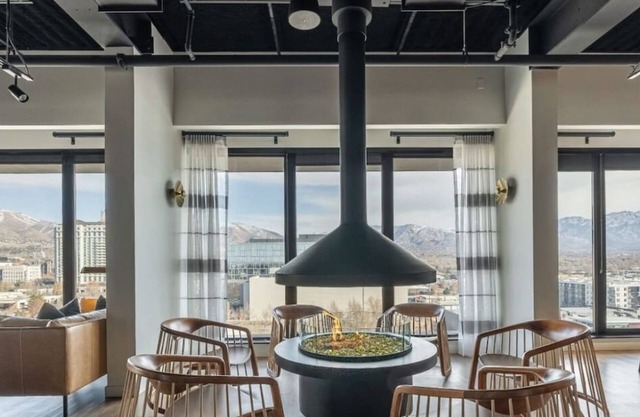 Downtown Mountain Views Fire pit Free Pkg, Gym