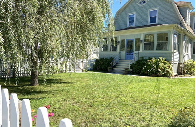 Downtown Mystic Home Private Driveway Fenced in Yard Discounted longer stays