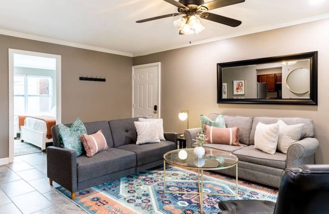 Downtown Nashville Condo - Walk to Broadway Bars + Free Parking!