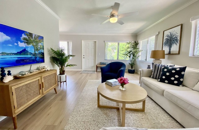 Downtown Old Naples 2 Bed - One block from 3rd Street & 4 blocks to the Beach