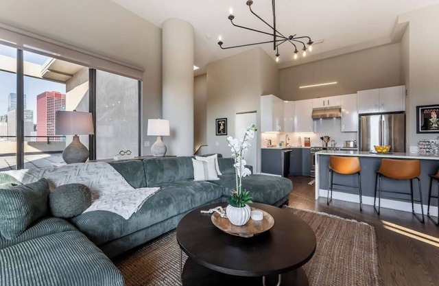 Downtown Penthouse 5bd VIEWS|Parking, Gym+Pool