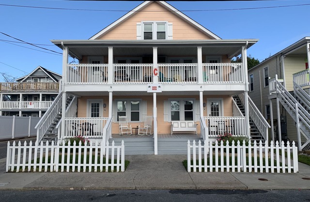 🏖️ Downtown 🐶 Pet Friendly 🐳 2 Bedroom 🐬 Pool 🐚 WiFi 🦞 Beach - 2 blocks