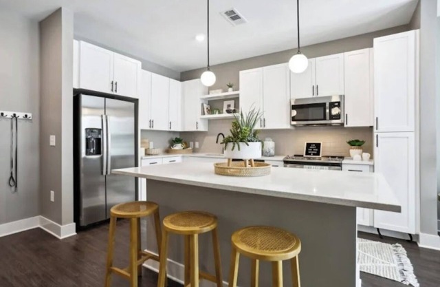 Downtown Roswell Apartment with pool, parking, and gym
