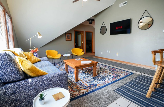 Downtown SLC Loft by TRAX, Delta Center, Salt Palace, Temple, and Airport!