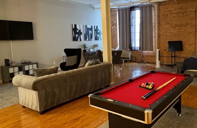 Downtown Spacious IndustrialnLoft Apartment with free parking