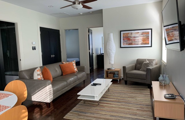 Downtown! Steps to Beach Drive restaurants, shops, and gorgeous waterfront!