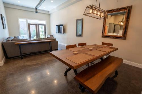 Downtown Urban Retreat 6 Beds Perfect for Groups