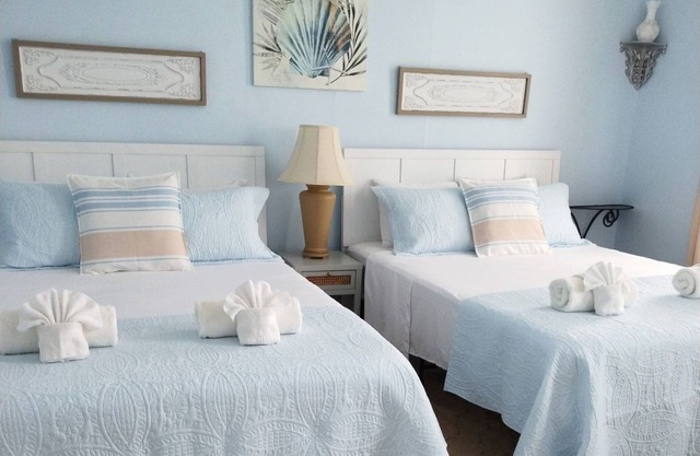 DOWNTOWN VICTORIAN. WALK TO CP, FERRY BOATS, BARS & CAFES. SLEEPS 23, BOOK NOW!