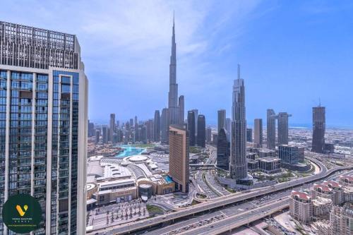 DOWNTOWN VIEWS II - VOGUE Luxurious Two-Bedroom Apartment with Balcony and Full Burj Khalifa, Opposite Dubai Mall Skybridge