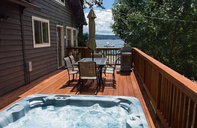 Downtown w/Views, Hot Tub Overlooking the Lake and Steps to Tubbs Hill