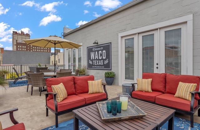 Downtown Waco retreat! 2 blocks to Magnolia Silos! Huge private balcony!