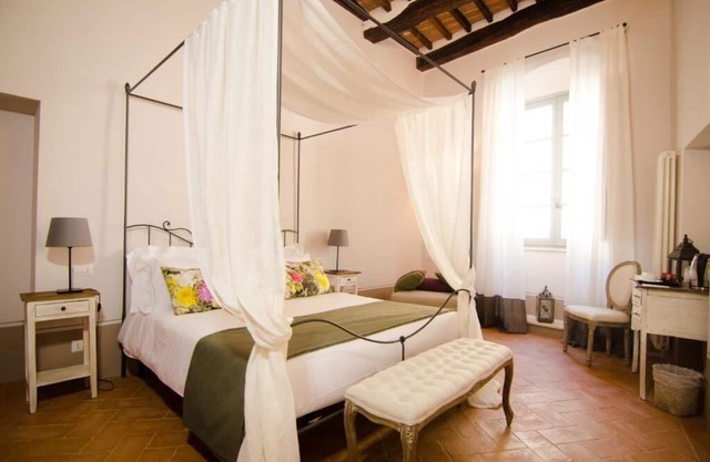 Dragoncello Suite with four-poster bed