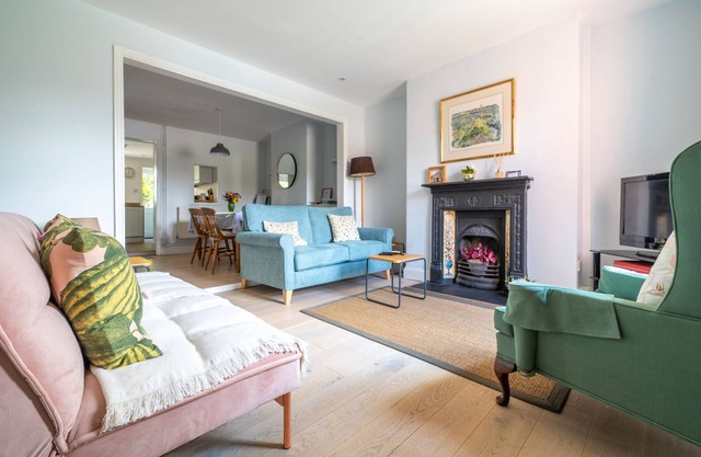 Dragonfly Cottage - a terraced cottage that sleeps 4 guests in 2 bedrooms