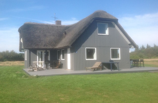 Dragstrup Vig. 130 m2 wooden holiday cottage w/thatchroof. 100m. to the beach.