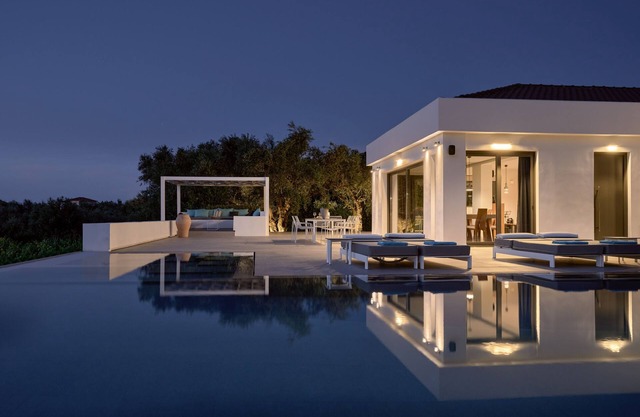 Drallos Luxury Villa - Private Heated Pool & Large Groups