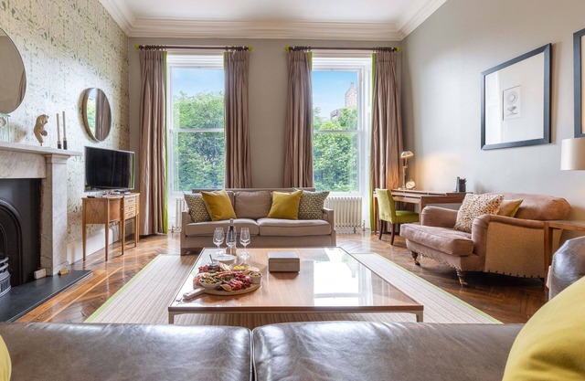 Dramatic view of Edinburgh Castle, Luxury 5 star in the City Centre, Princes Street Gardens