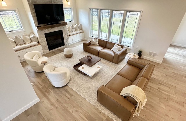 Dream escape, new modern farmhouse, stunning views, game room & hot tub for 17+!