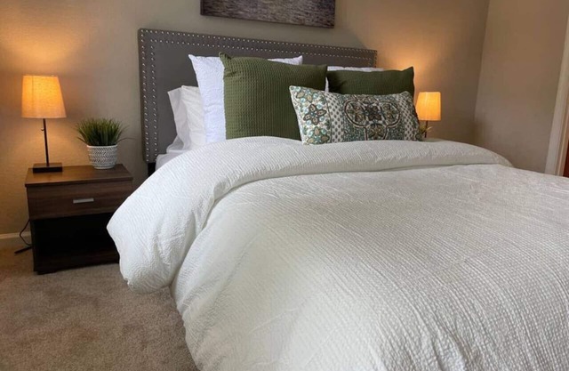 Dream Haven - 2BR/2BA - free parking on premises.