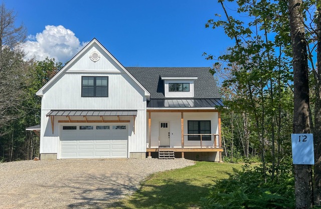 Dream home with deck, grill, fast WiFi, lawn, washer/dryer, & games