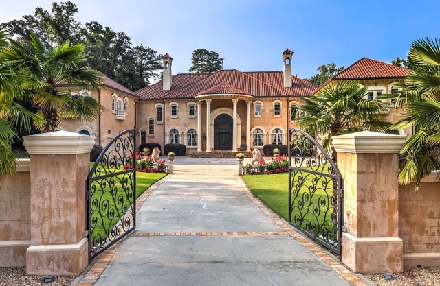 Dream Mansion 10 BR + Pool/Hot Tub near DT Atlanta Long Term Rental