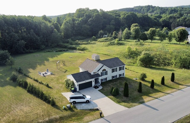 Dream Palace, with Hot Tub, Game Room, Fire pit, 5BR-3BA, near Long Lake