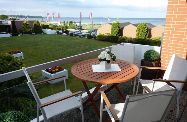 Dream sea view apartment i. d. 1st row, underground parking, pool u. beach chair
