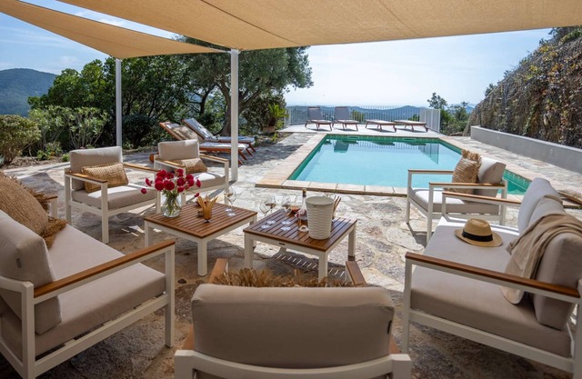 Dream Villa with Air Conditioning, Pool, and Sea View for 10 People in La Londe-Les-Maures