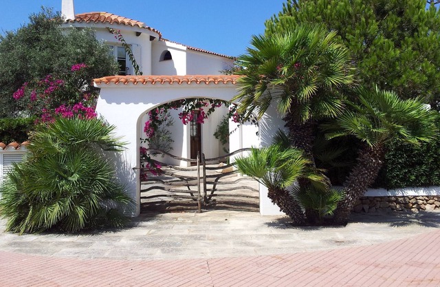Dreamhouse with 4 terraces, BBQ und beautiful garden, waterfront