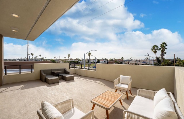 Dreamy Beach House with Pool/Spa - 5 Mins to Beach