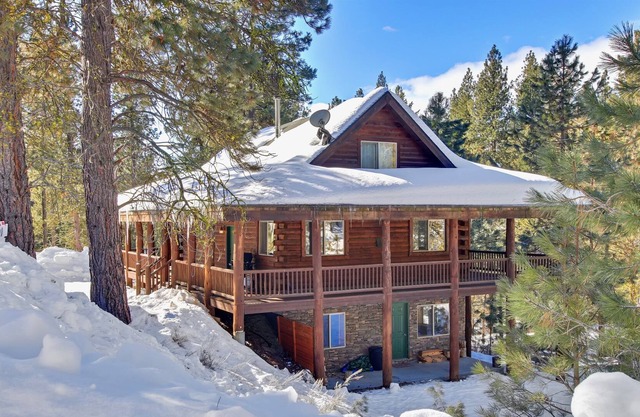 Dreamy updated log cabin in the woods close to lake 4 bedroom