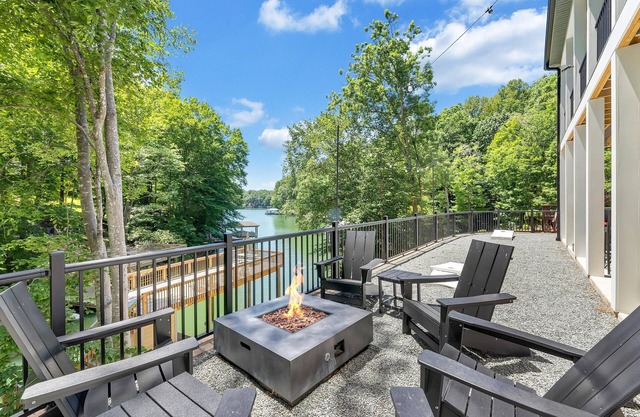 Drift Away Ridge, Brand New Lakefront Luxury w/Covered Decks + Hot Tub, Fire Pit, Party Deck & Dock