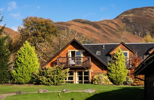 Drumlanrig Lodge with hot tub and views of Loch Lomond