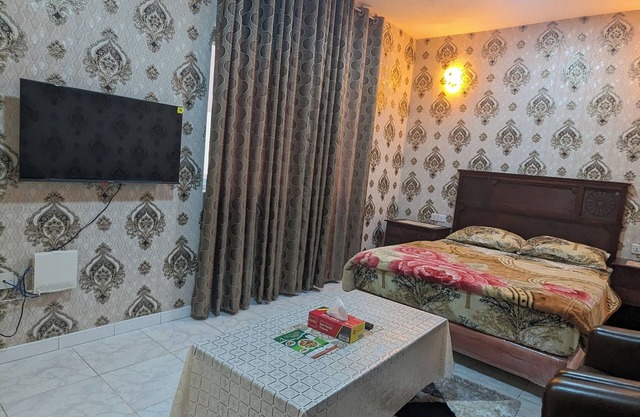 - Dubai Deira: Short-Term Rooms, Great Value -Explore Our Options & Reserve Now!